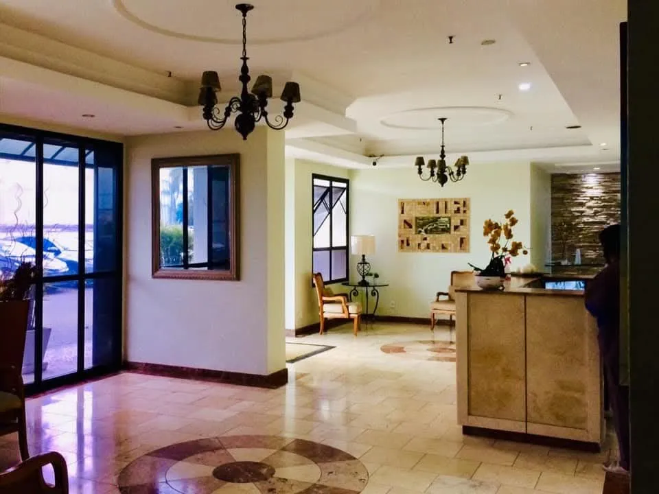2-bedroom apartment in a building with a gym — photo 8