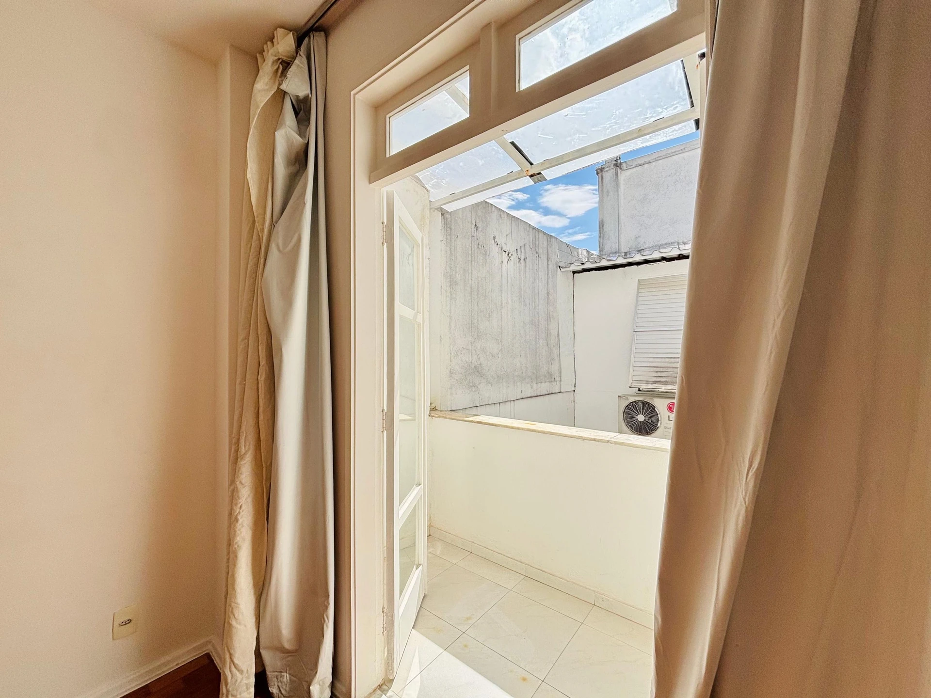 Furnished apartment with a glazed balcony and 3 bedrooms — photo 24