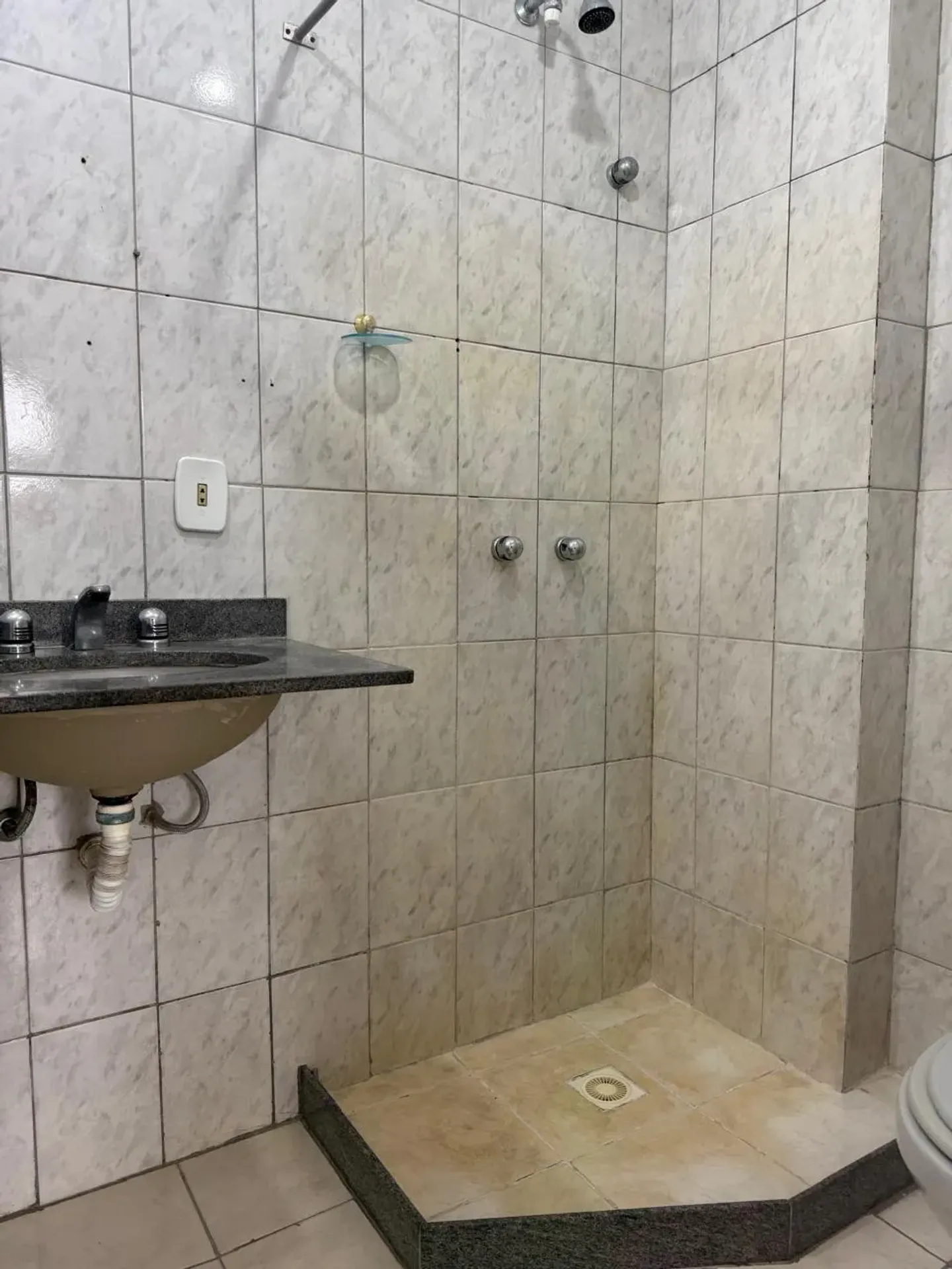2-bedroom apartment in a building with a gym — photo 4
