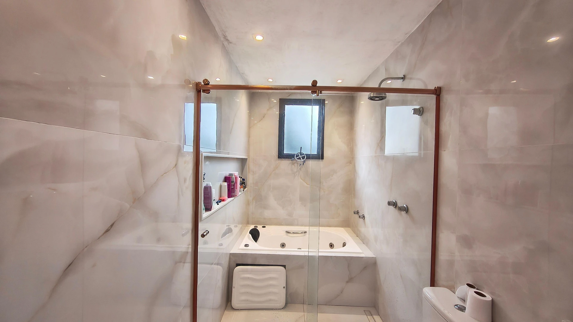 Jacuzzi in a 5-bedroom house, 350 m² — photo 50