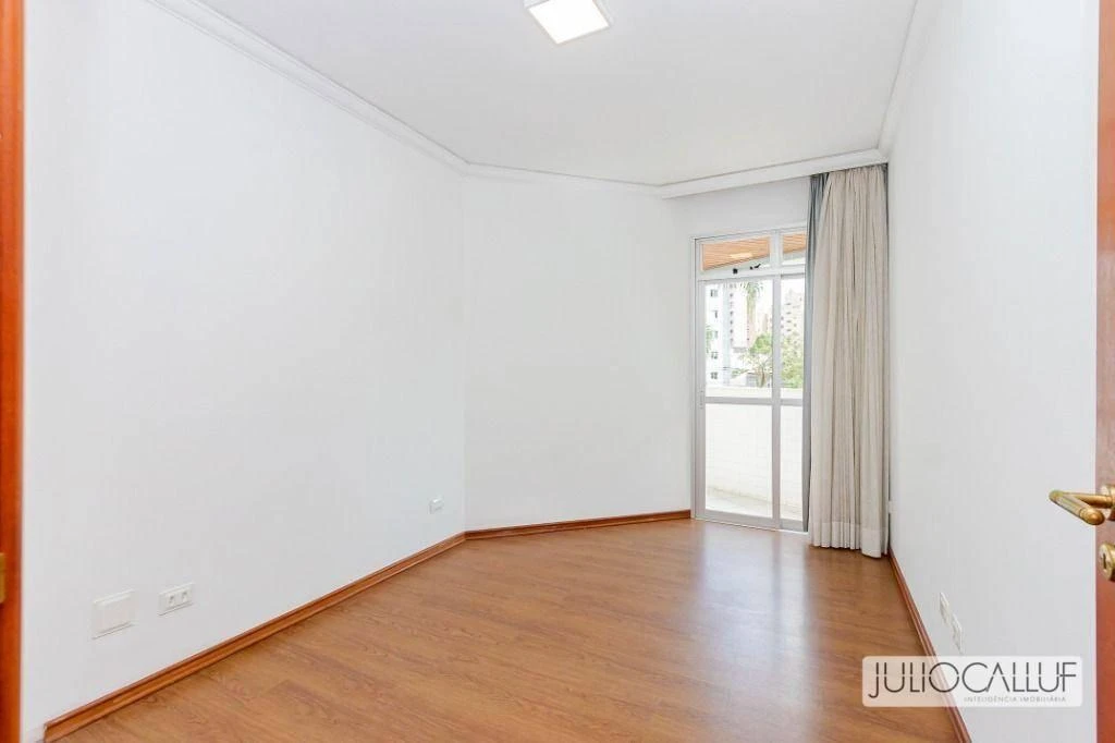 Застеклённый балкон и 3 спальни: квартира 151 м² — photo 25