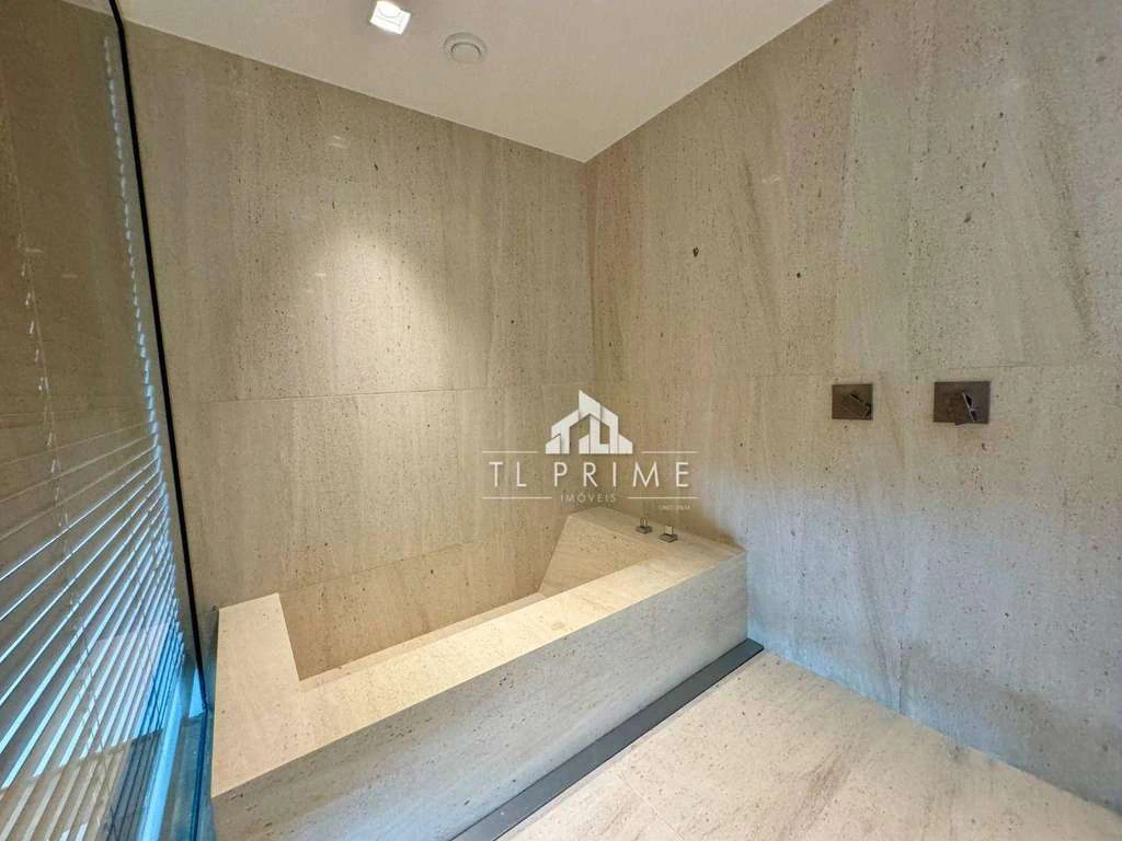 Furnished 1-bedroom apartment with an enclosed balcony — photo 28