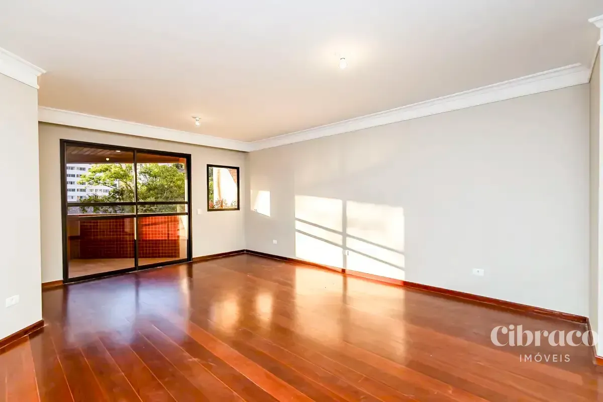 250 m² apartment with 3 bedrooms and a balcony — photo 3