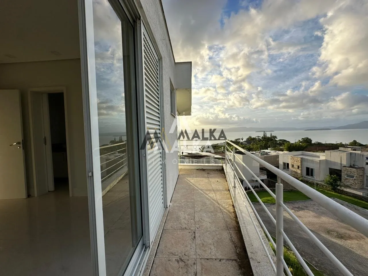 461 m² house with 3 en-suite bedrooms and private garden — photo 6