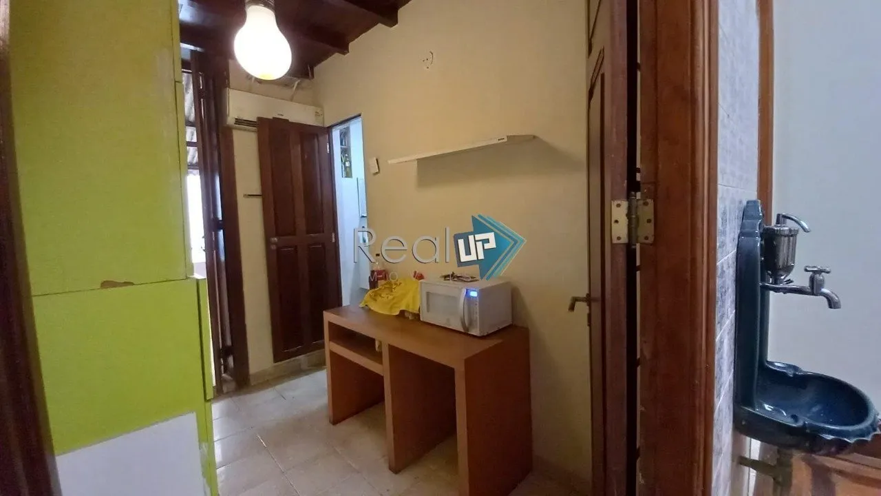 Colonial-style house with 3 bedrooms and a balcony — photo 20