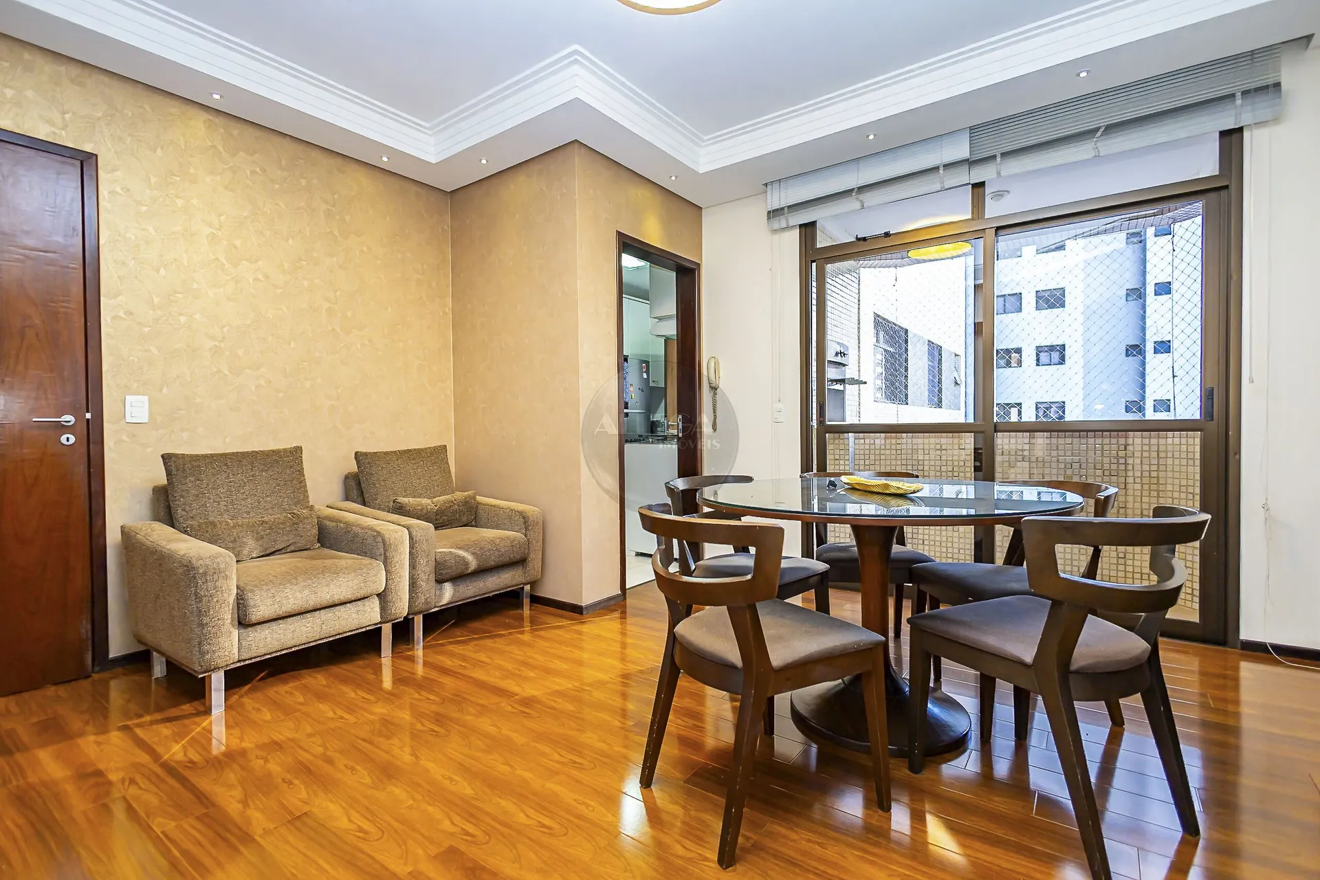 Apartamento com 4 quartos e piso de madeira na sala — photo 14