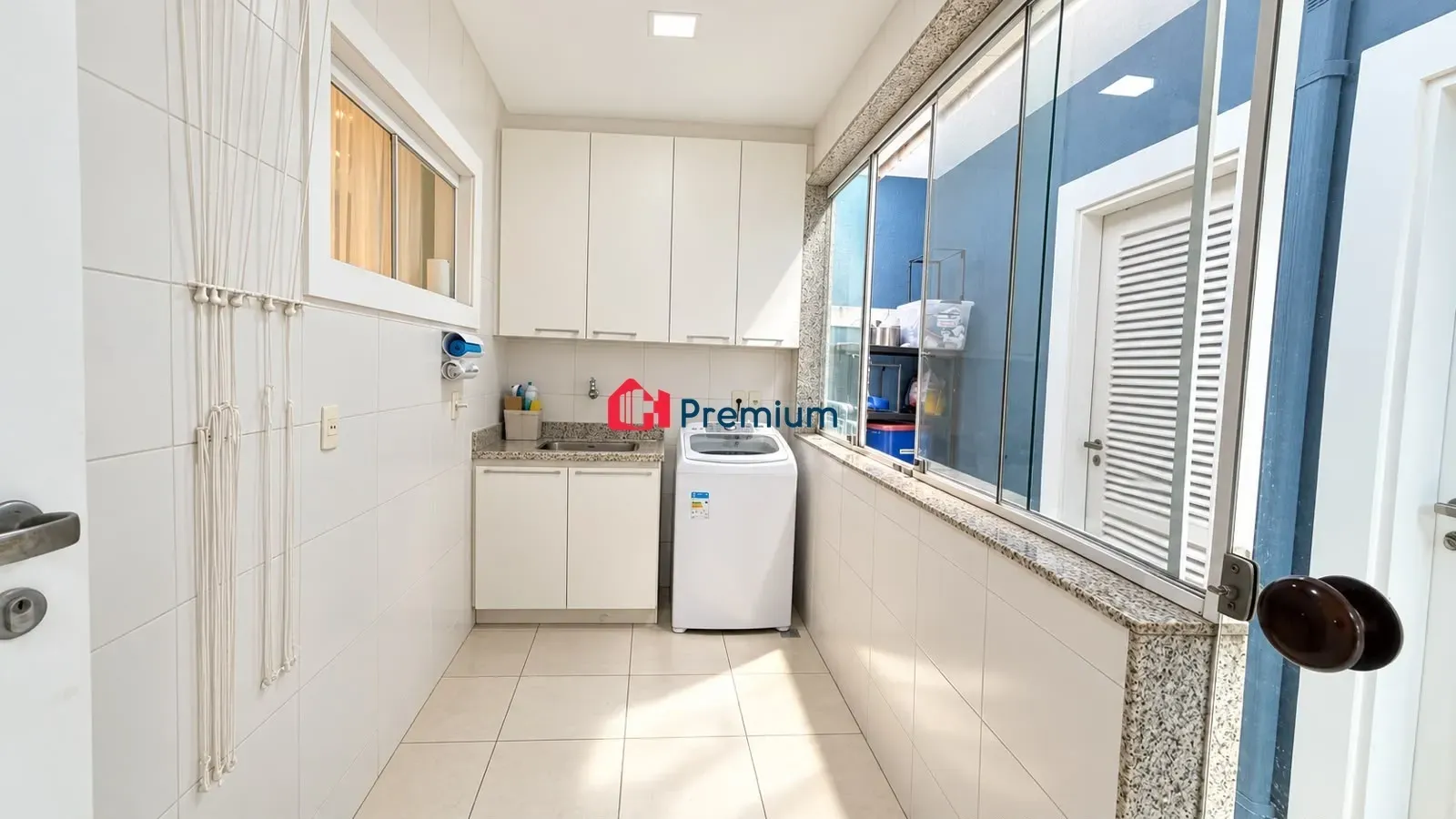 Washing machine in a 5-bedroom house, 350 m² — photo 37