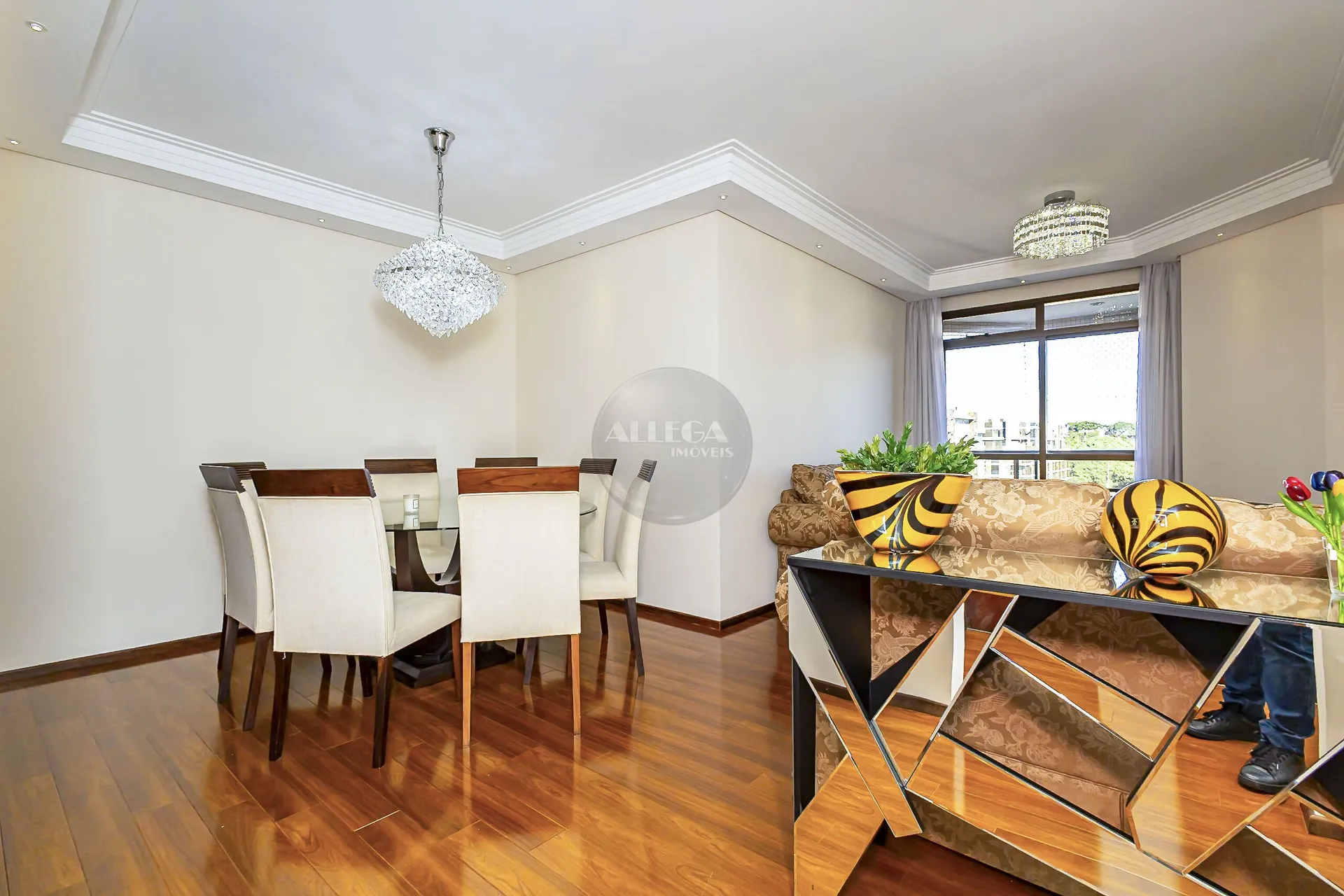 Apartamento com 4 quartos e piso de madeira na sala — photo 2