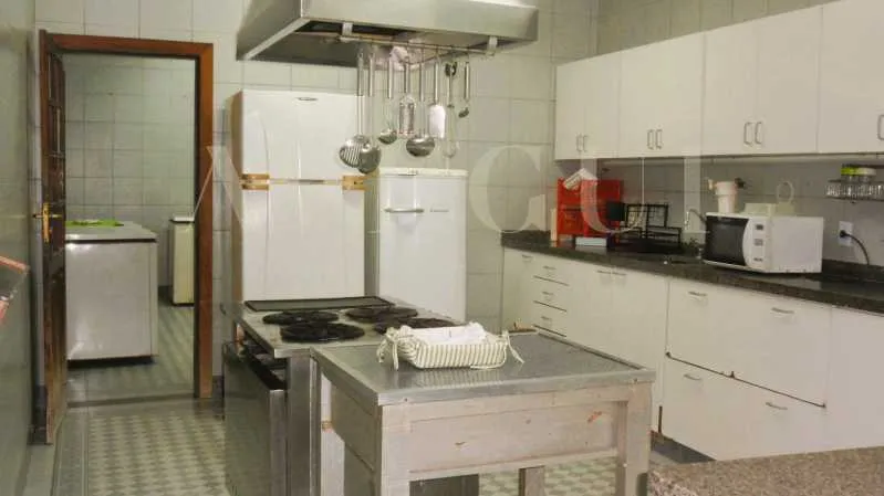 Furnished house, 485 m², with a bathtub — photo 8