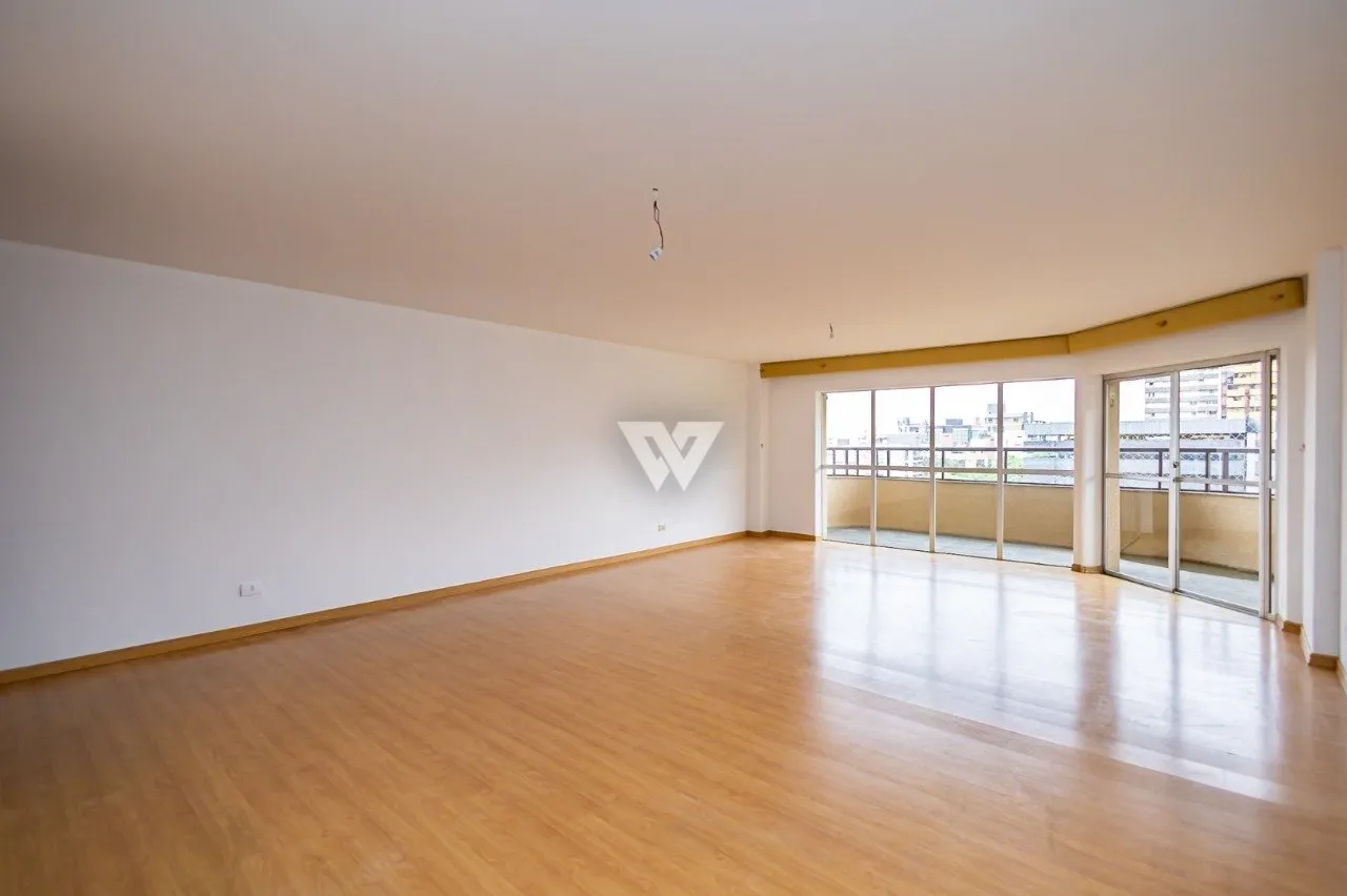 Apartment with wood floors, 4 bedrooms and glass balcony — photo 2