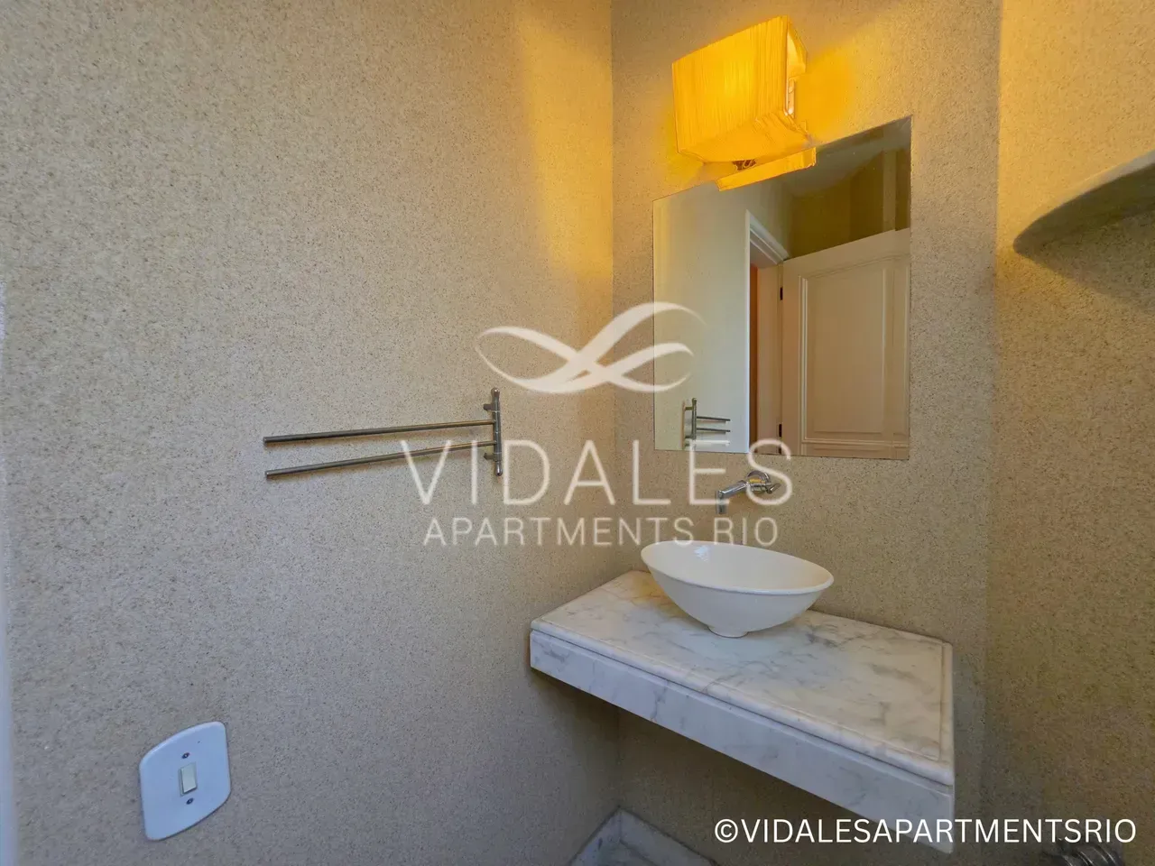 Unfurnished 4-bedroom apartment with a glassed-in balcony — photo 20