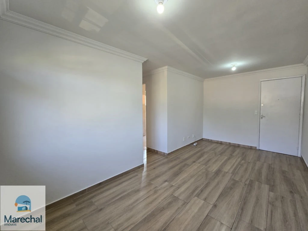 2-bedroom apartment with wood or laminate floors in Curitiba — photo 6