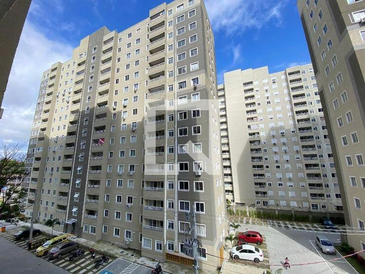 One-bedroom apartment in a building with a pool