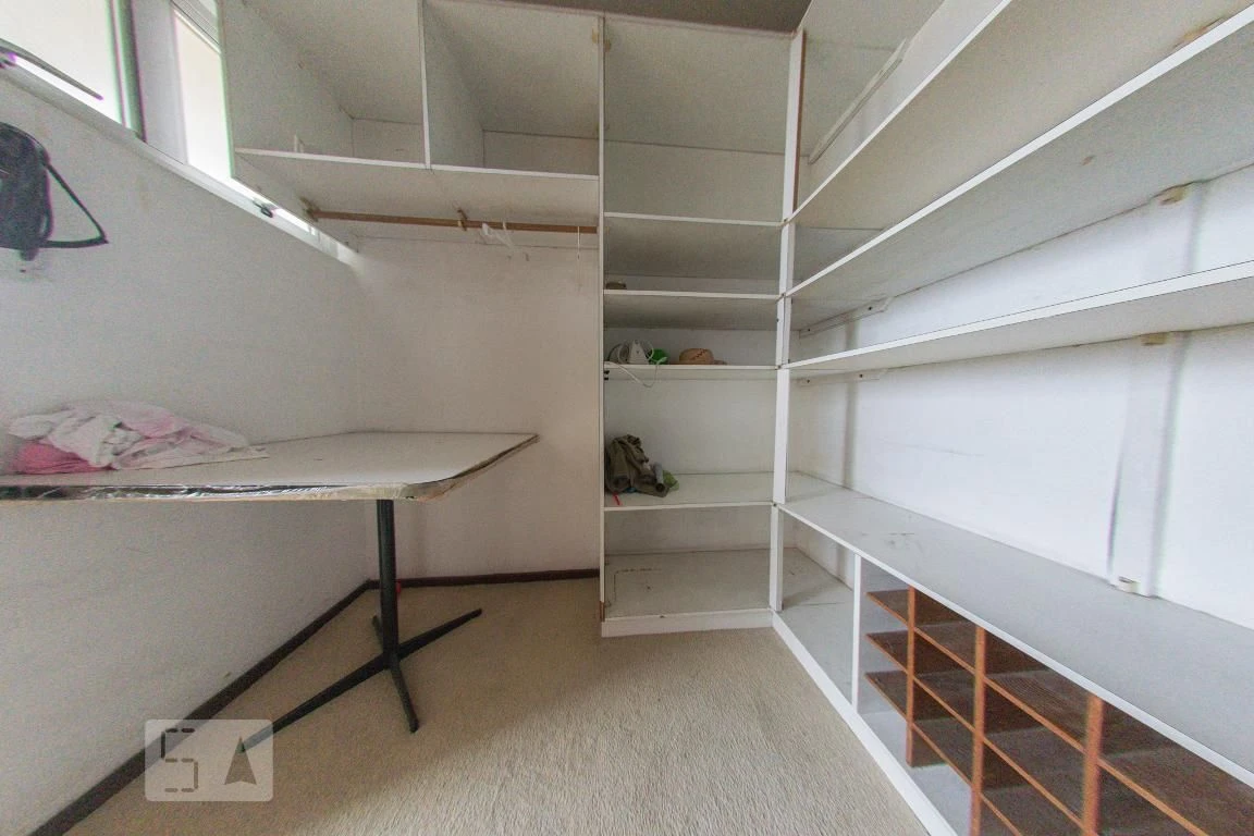 4-bedroom apartment with a walk-in closet — photo 73