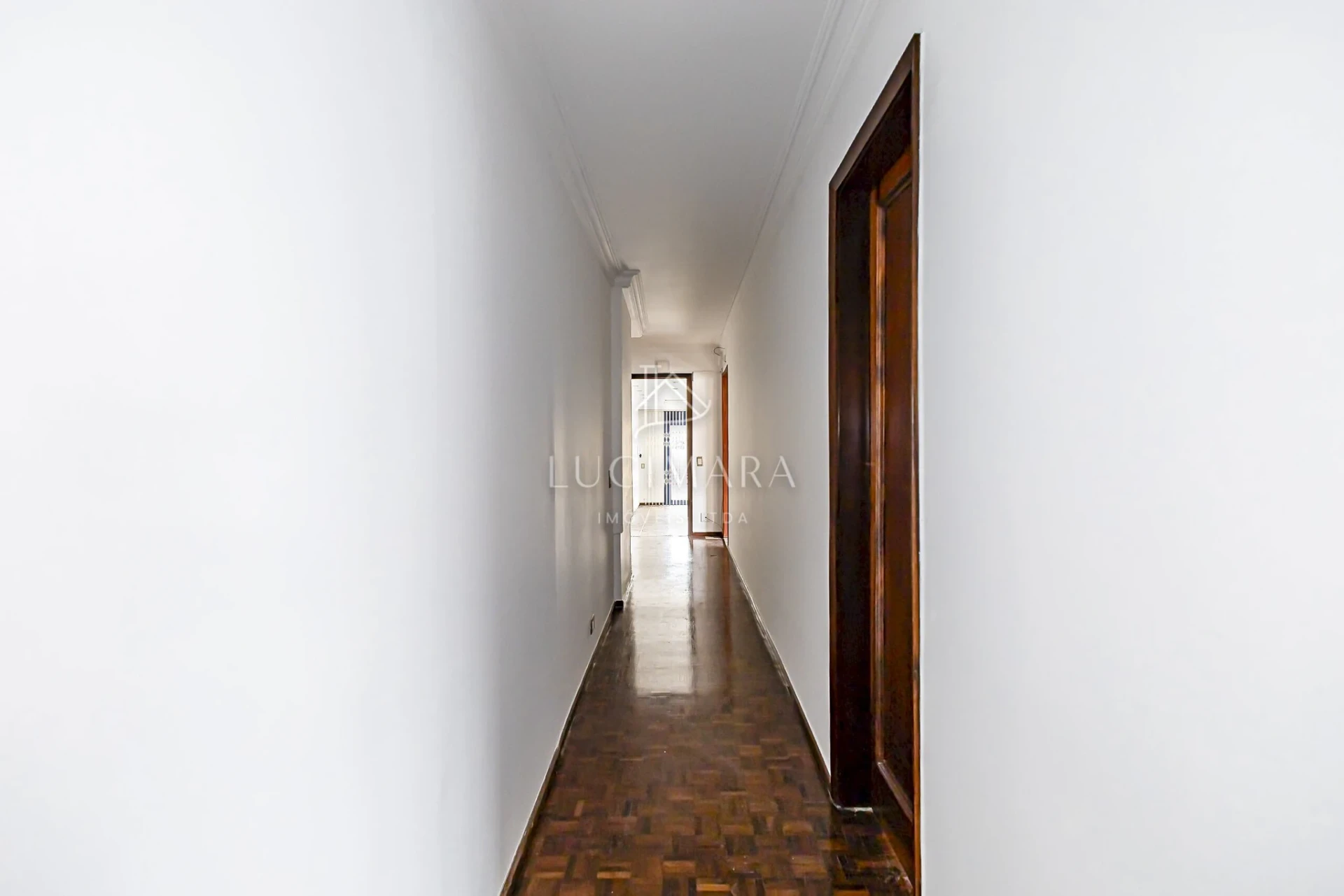 Wood or laminate floors in a 2-bedroom house, 170 m² — photo 25