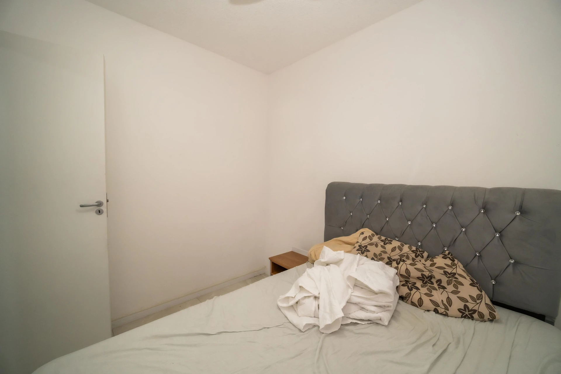2-bedroom apartment in a building with a gym — photo 6