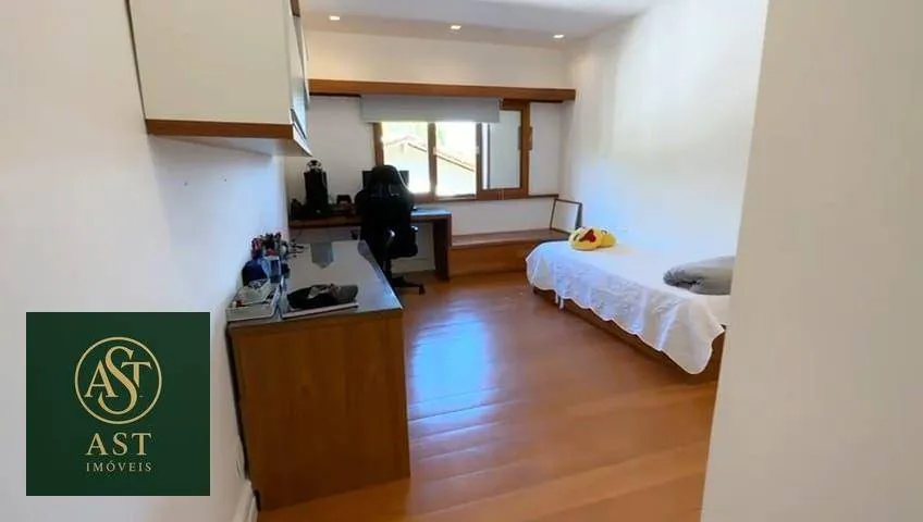 686 m² house with floor-to-ceiling windows and a bathtub — photo 65