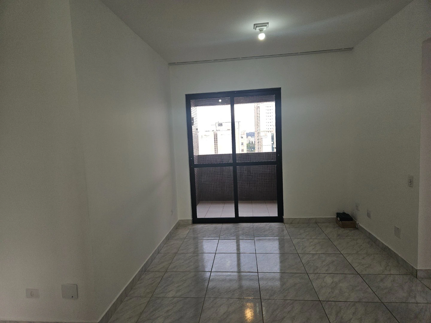 2-bedroom apartment with no parking and a closed kitchen — photo 3