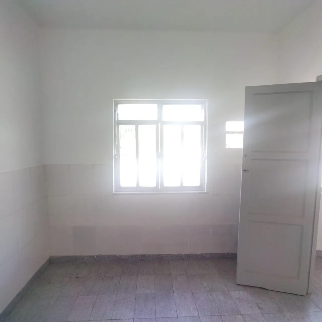 Rental house with a compact gas kitchenette — photo 9