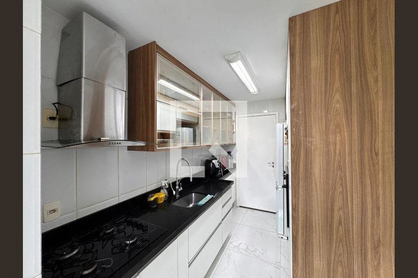 3-bedroom apartment with a glass-enclosed balcony — photo 8