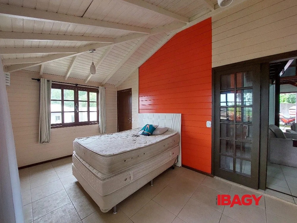 2-bedroom house with a mountain view in Florianópolis — photo 18