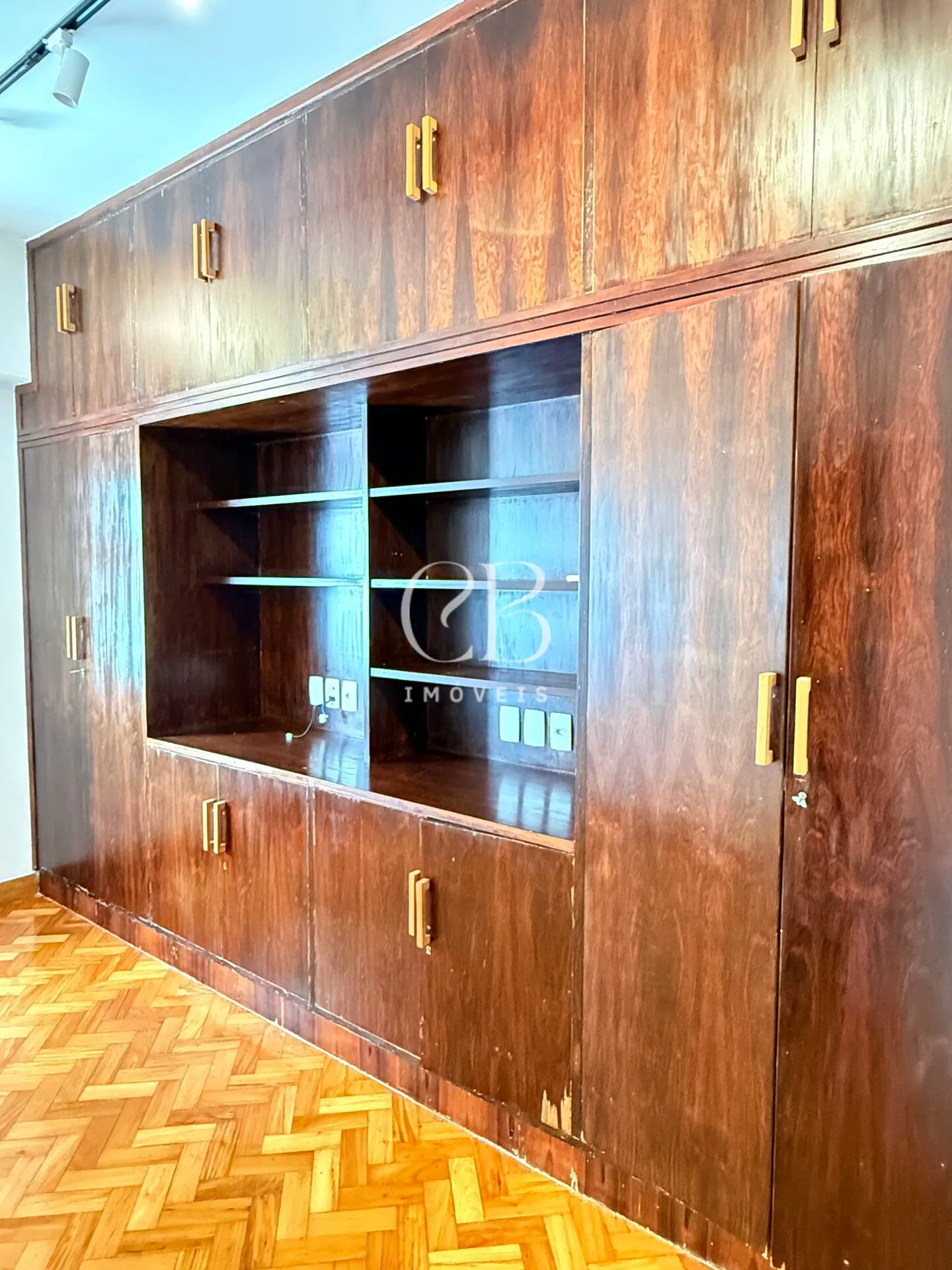 Apartment with 4 bedrooms and a glass-enclosed balcony — photo 22