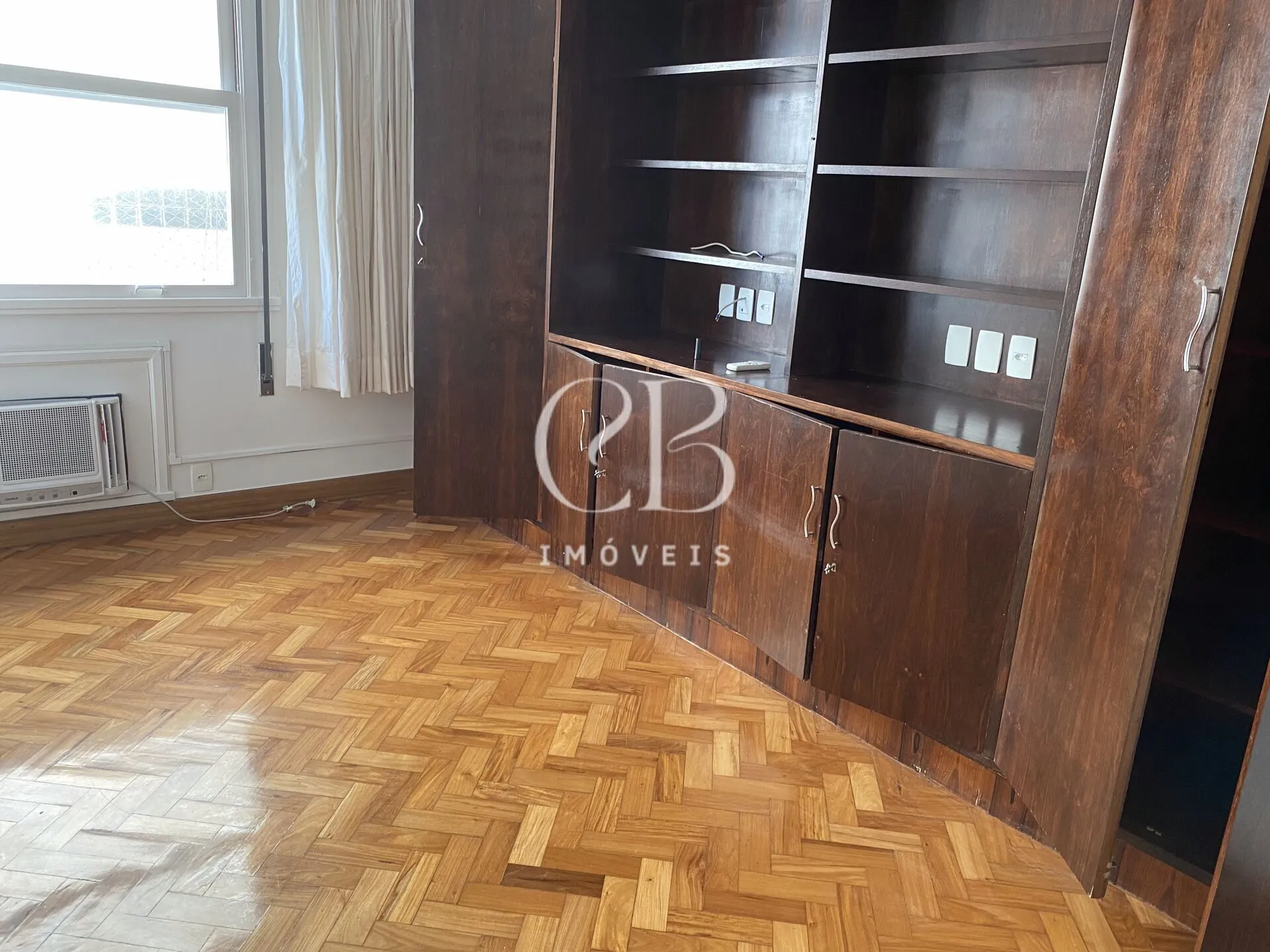 Apartment with 4 bedrooms and a glass-enclosed balcony — photo 30