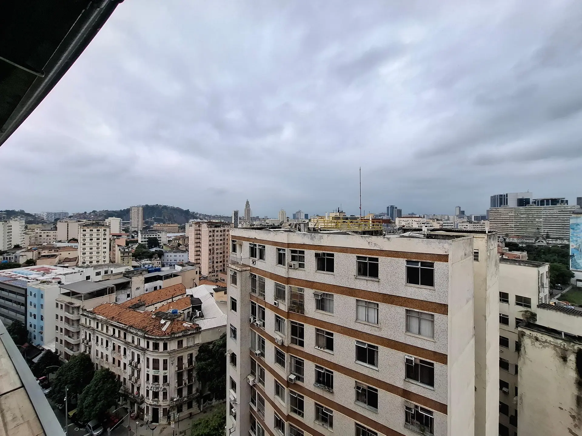 Balcony with a grill in a 2-bedroom apartment, 90 m² — photo 25