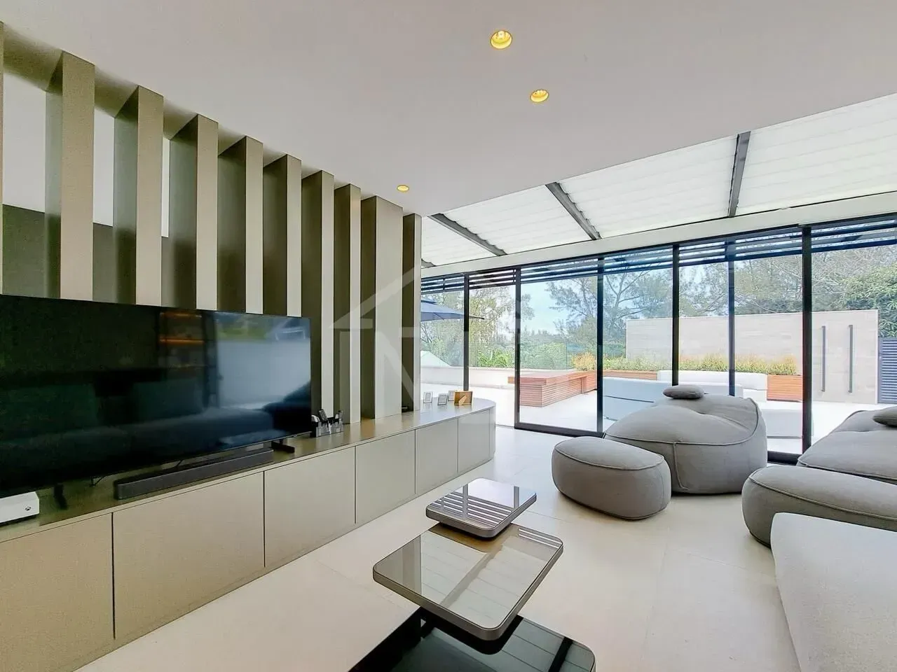Furnished house with open-plan kitchen and 5 suites