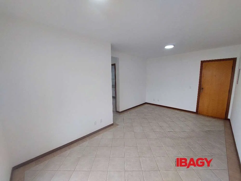 2-bedroom apartment with a closed-off kitchen — photo 11