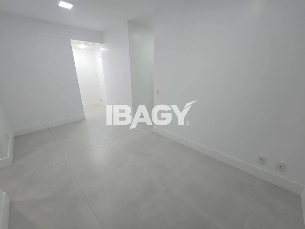 2-bedroom apartment in a building with a gym — photo 10