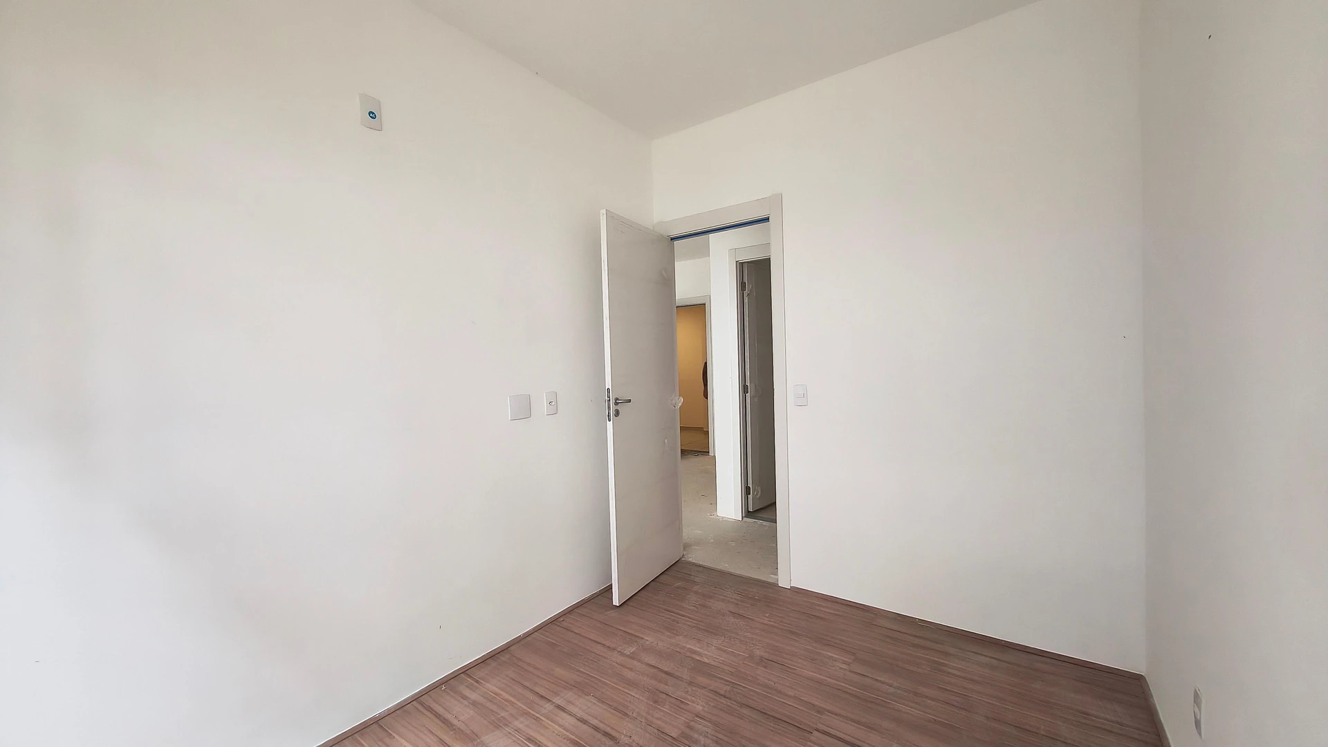 2-bedroom apartment in a building with a gym — photo 6