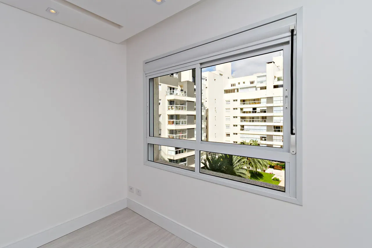 Balcony with a grill in a 4-bedroom apartment, 158 m² — photo 38