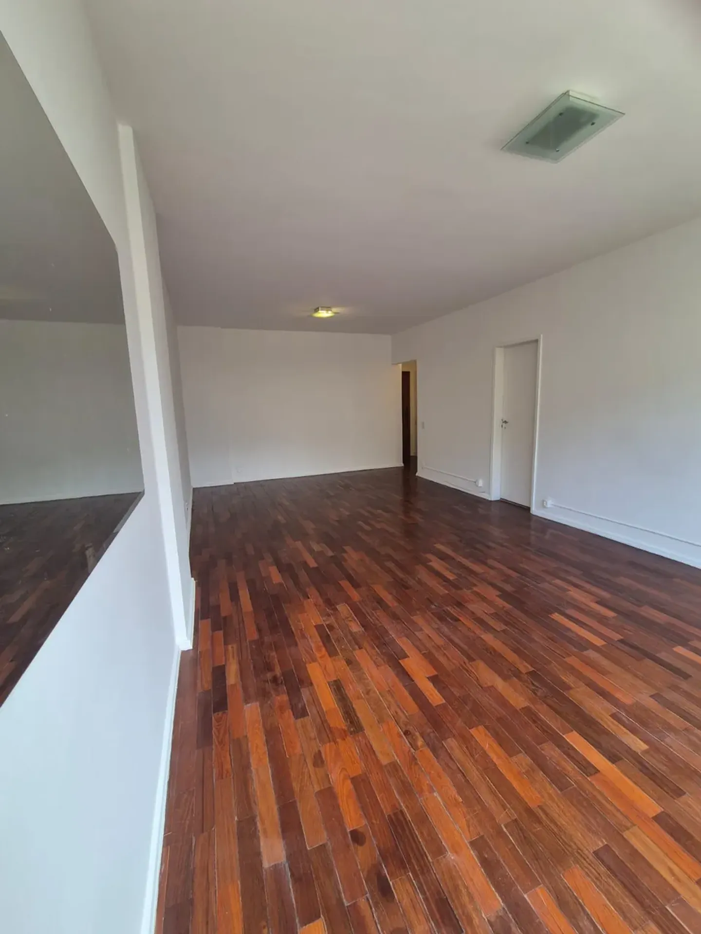 140 m² apartment with a bathtub and a home office — photo 25