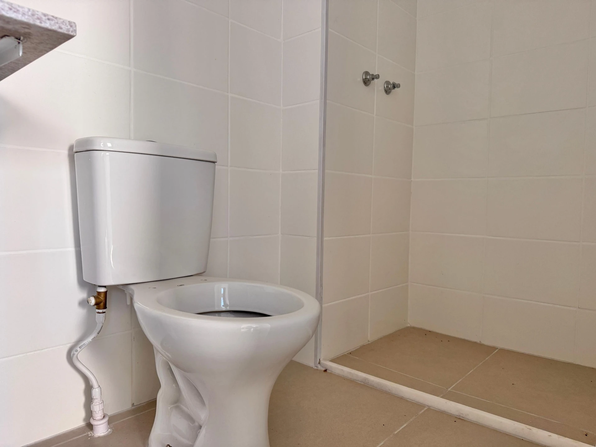 Unfurnished 2-bedroom apartment with parking and balcony — photo 35