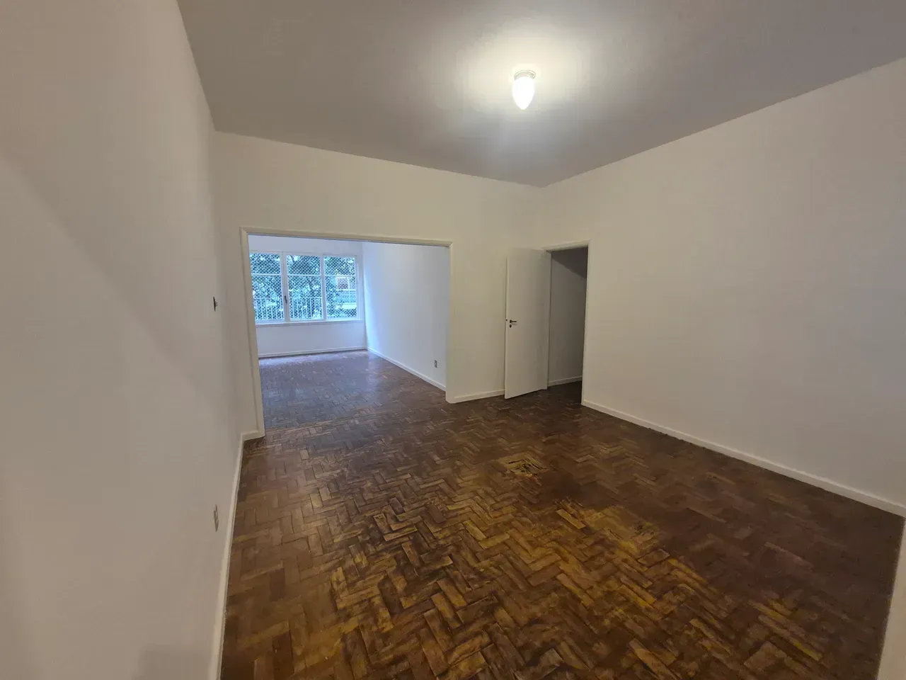 Wood or laminate floors in a 3-bedroom apartment, 129 m² — photo 3