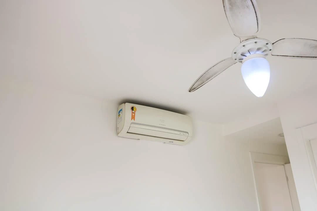Balcony with a grill in a 2-bedroom apartment, 60 m² — photo 47