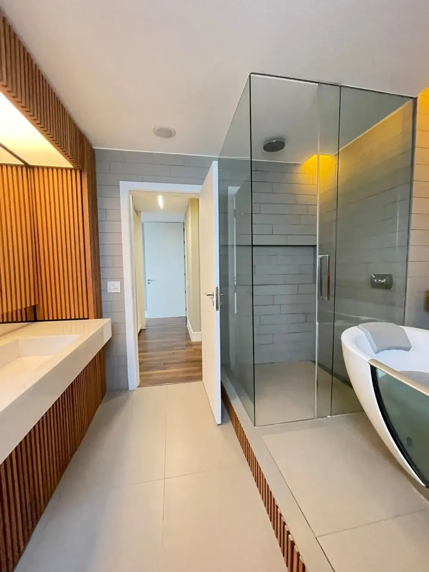 Furnished 3-bedroom apartment with glassed balcony — photo 23