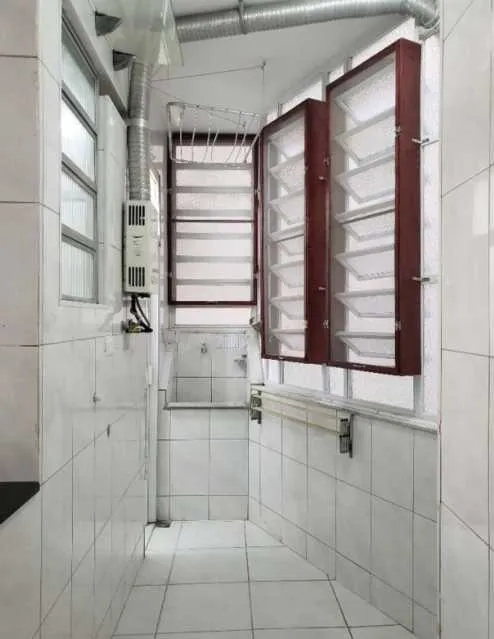 3-bedroom apartment with closed kitchen and laundry area — photo 5