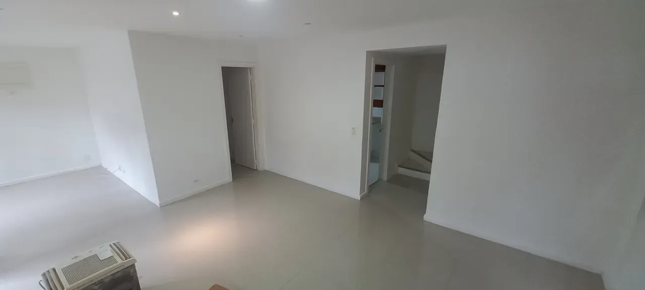 Unfurnished house with a closed kitchen and gas stove — photo 17