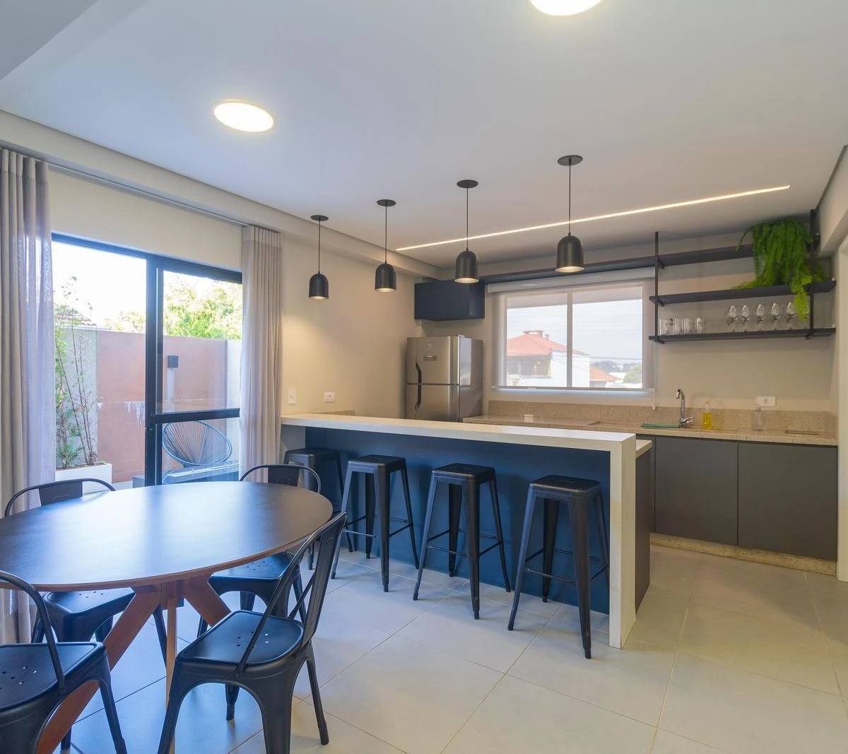 2-bedroom apartment in a building with a gym — photo 18