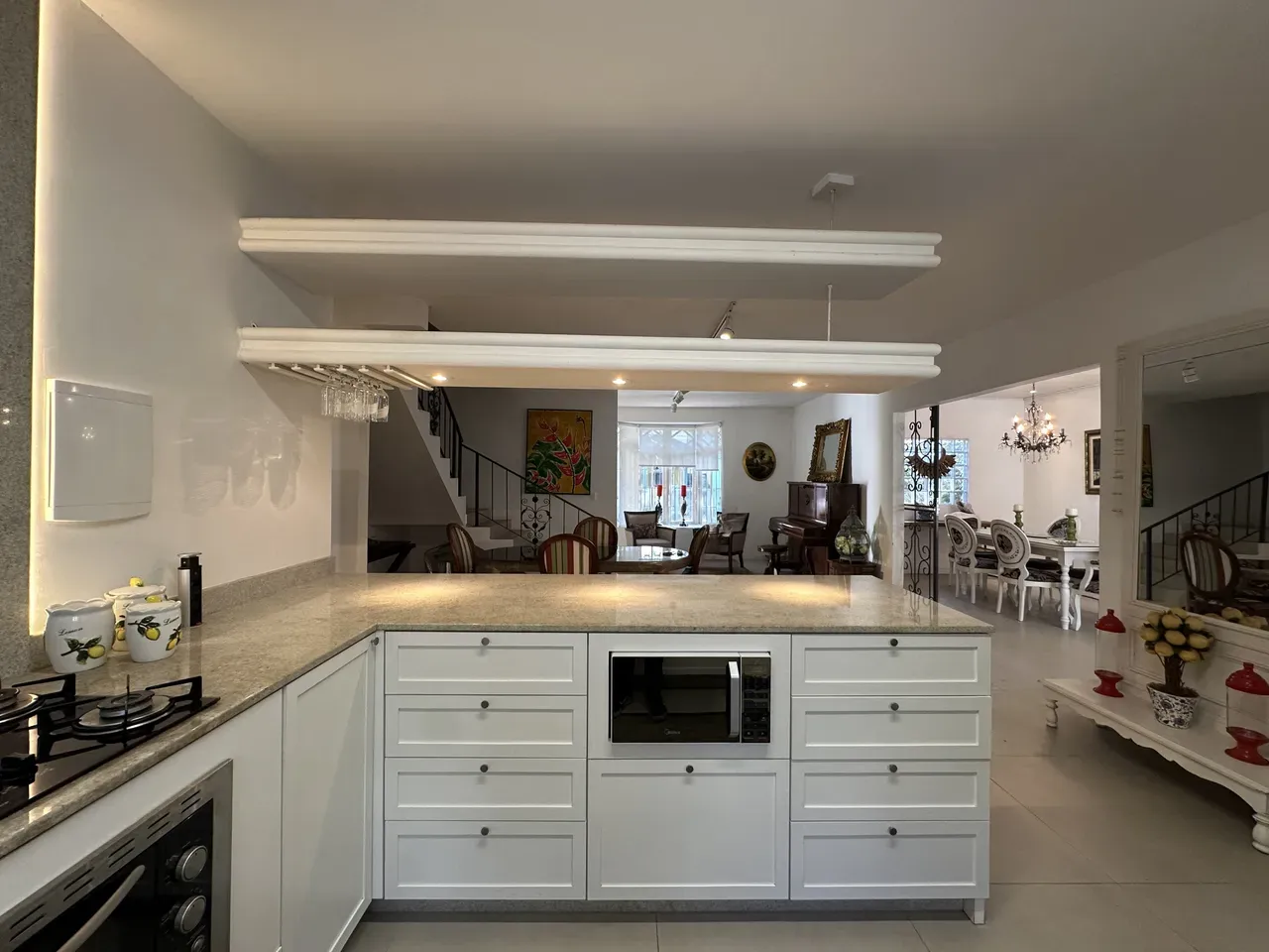 Casa de 320 m² com janelas do piso ao teto e lareira — photo 13