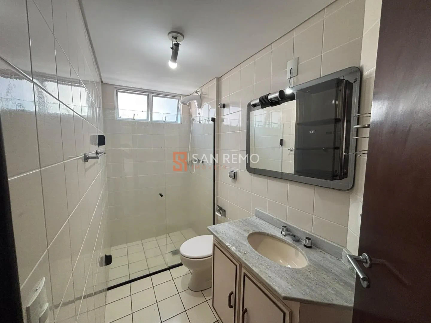 Apartment, 84 m², with wood or laminate floors — photo 2