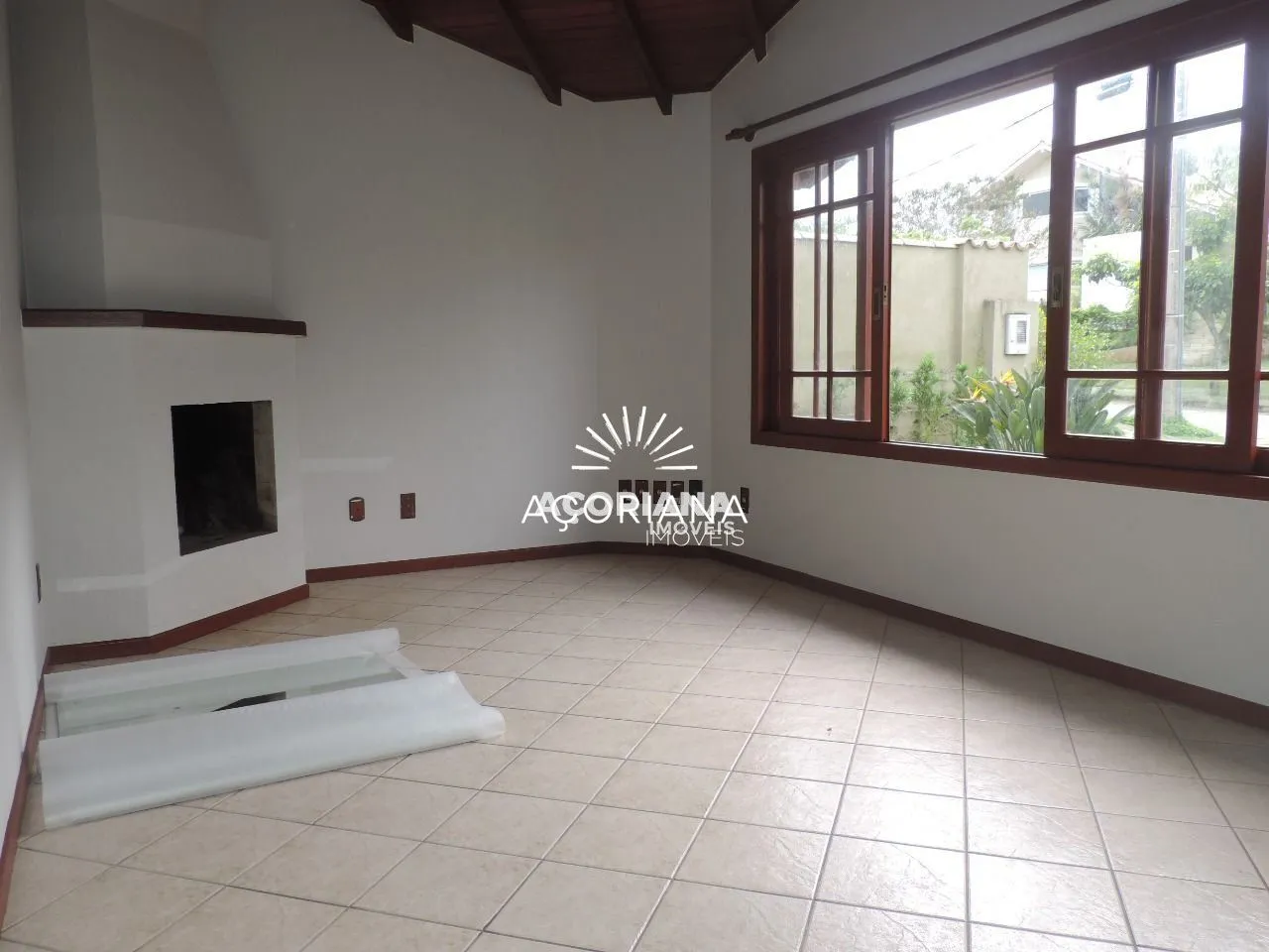 Fireplace in a 5-bedroom house, 350 m² — photo 6