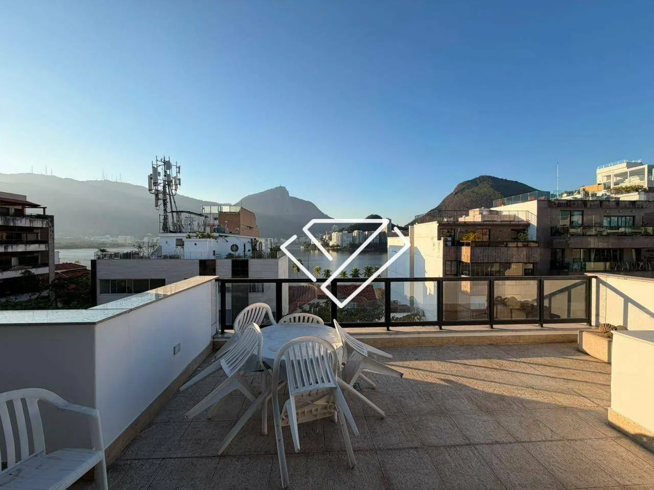 Penthouse with 3 bedrooms, 4 bathrooms and enclosed balcony — photo 25