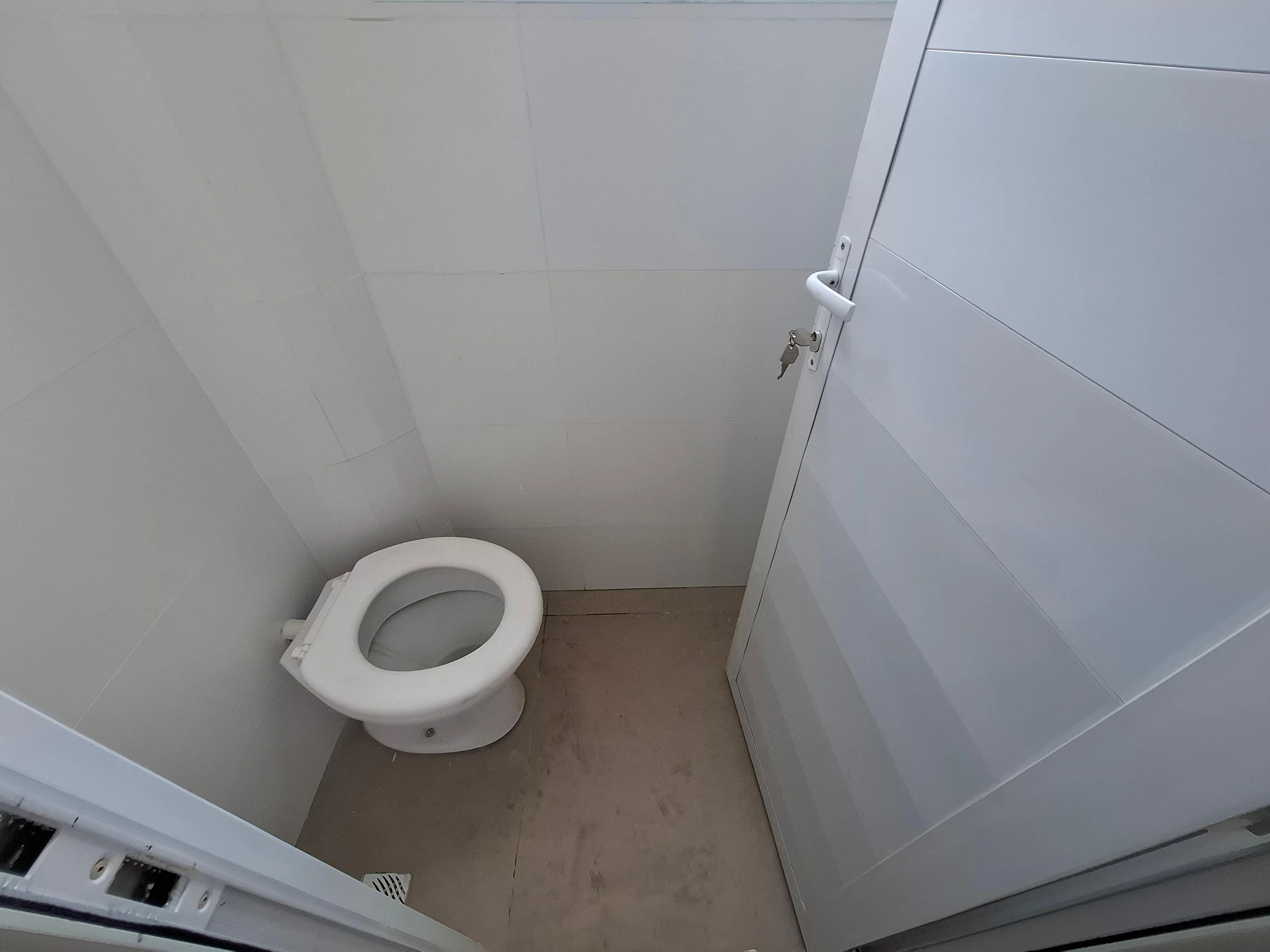 One-bedroom apartment with wood or laminate floors — photo 24