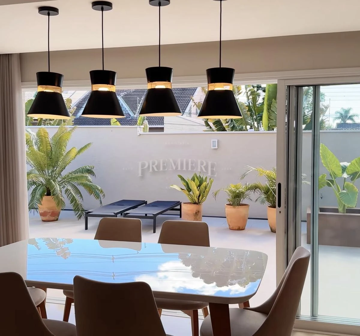 4-bedroom house with a glass-enclosed balcony in Curitiba — photo 7
