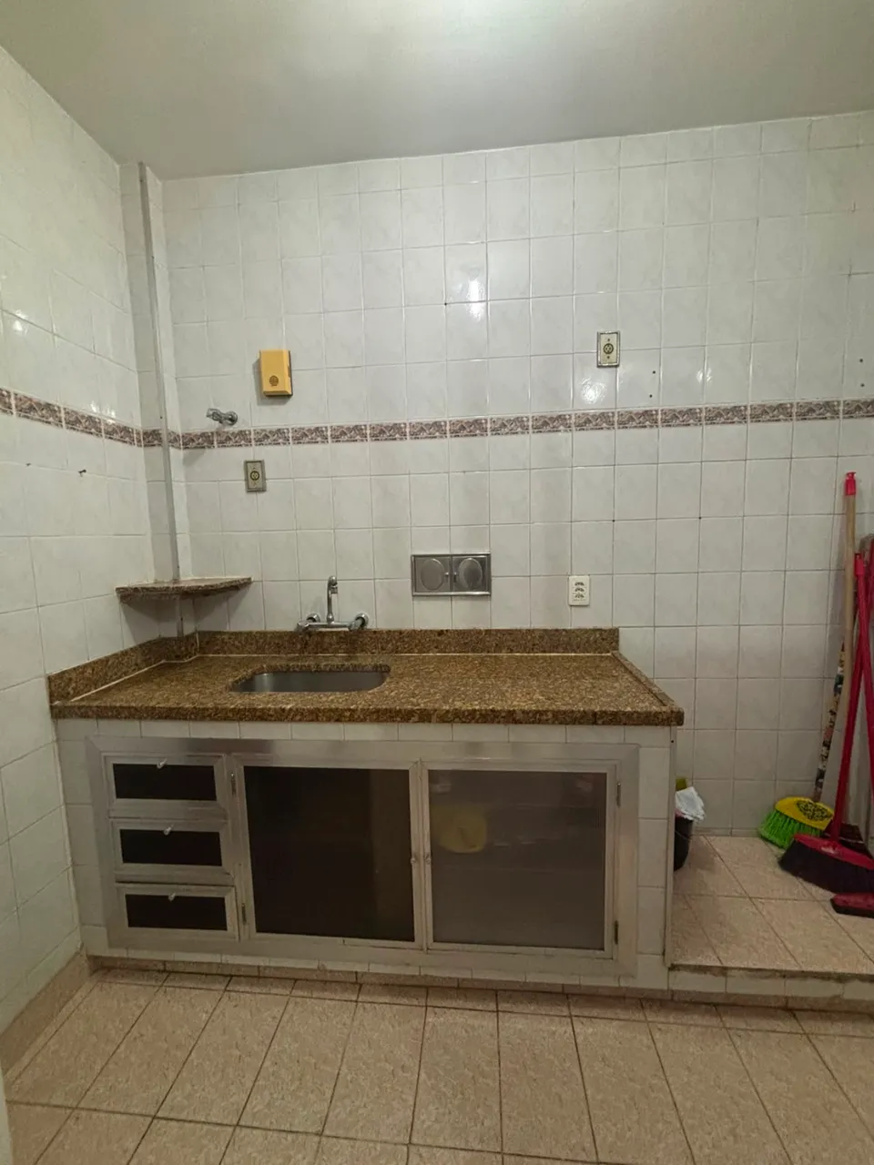 1-bedroom apartment with 2 bathrooms and glass shower — photo 2
