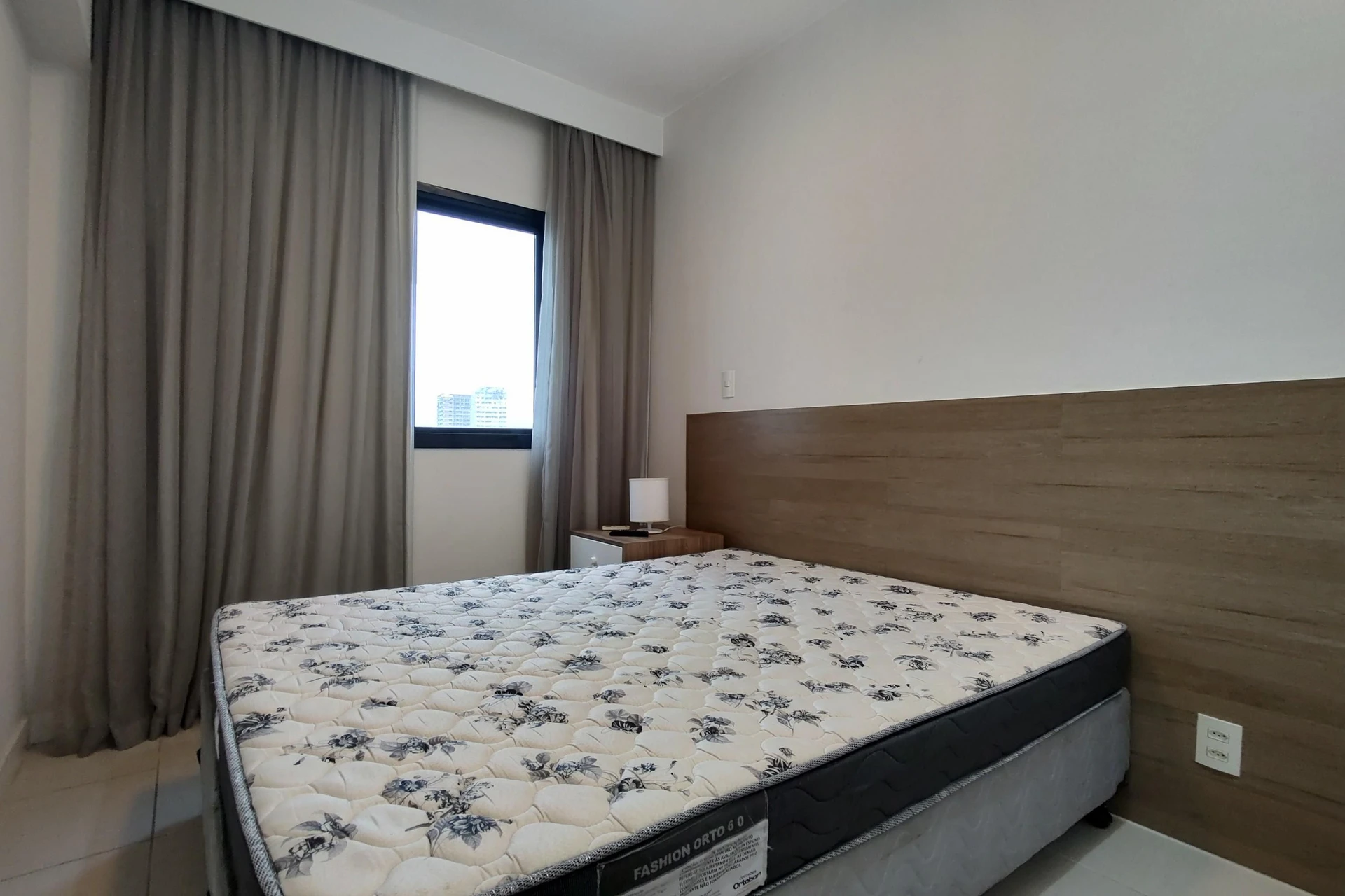 Furnished 1-bedroom apartment with an open-plan kitchen — photo 18