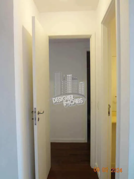 Balcony with a grill in a 3-bedroom apartment, 129 m² — photo 15